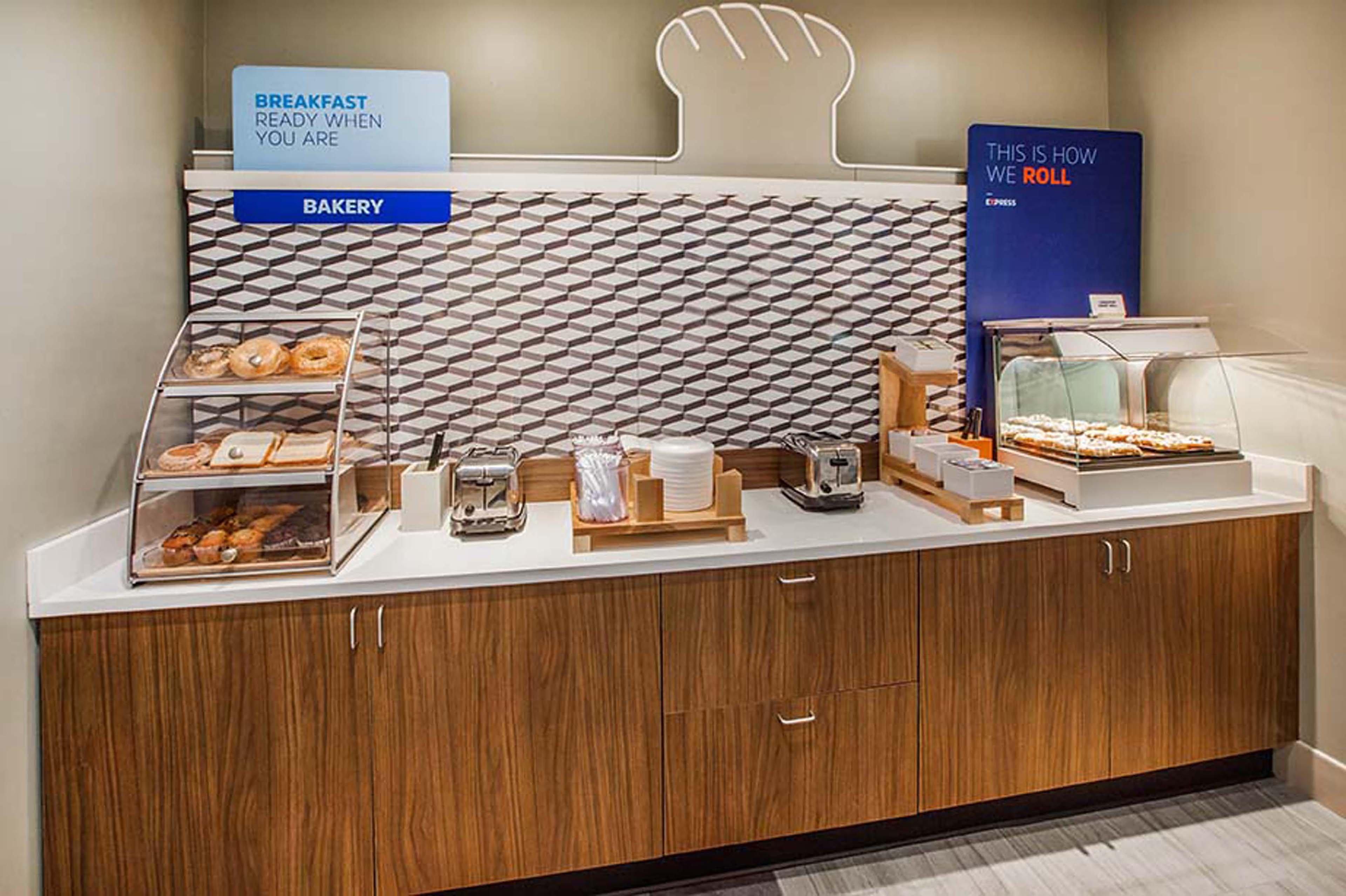 Holiday Inn Express & Suites Troy By Ihg Екстериор снимка