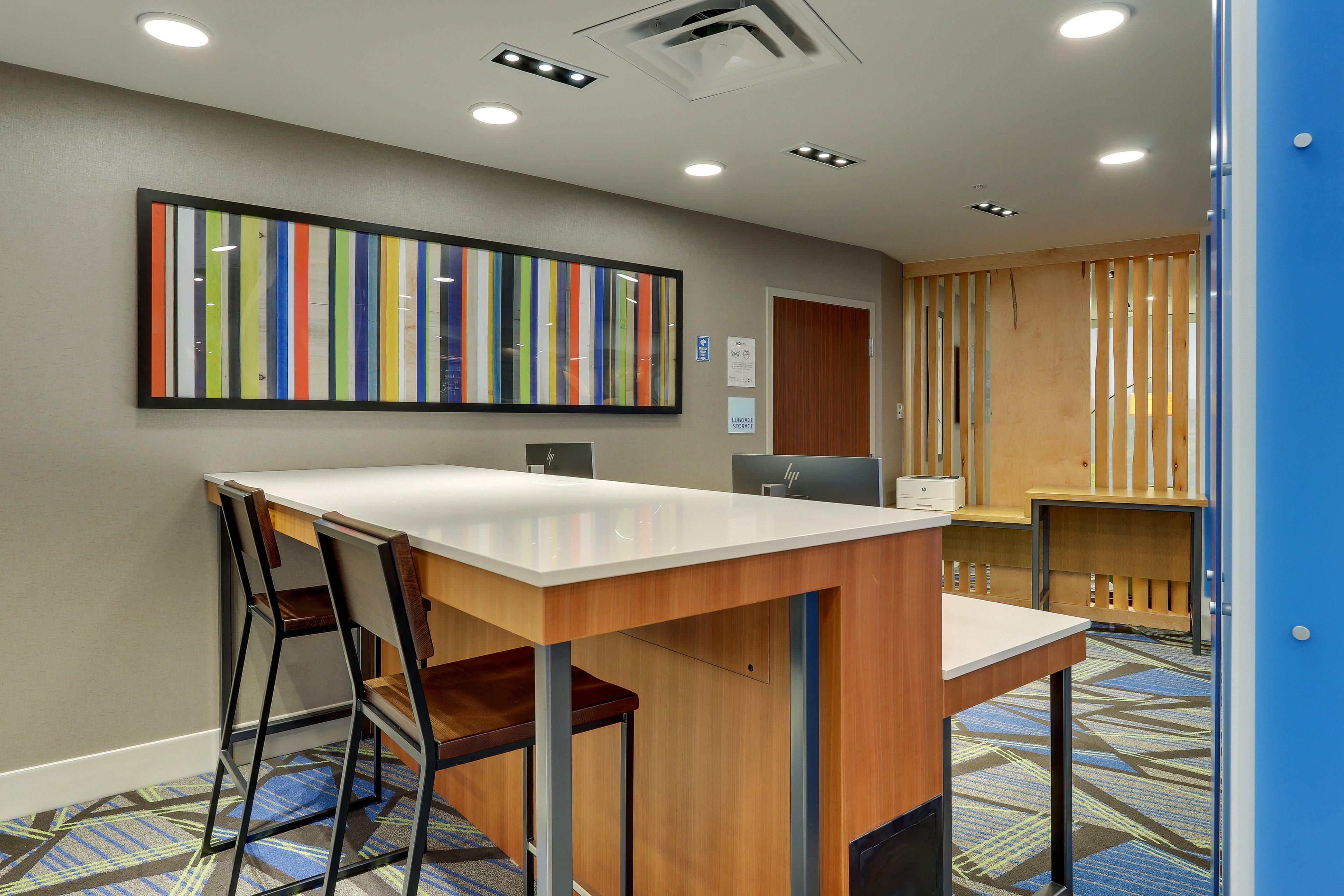 Holiday Inn Express & Suites Troy By Ihg Екстериор снимка